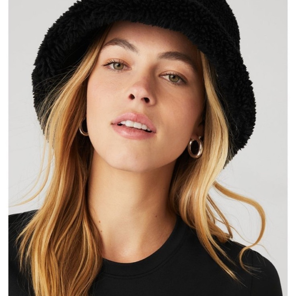 Alo sold out  Black Bucket Hat